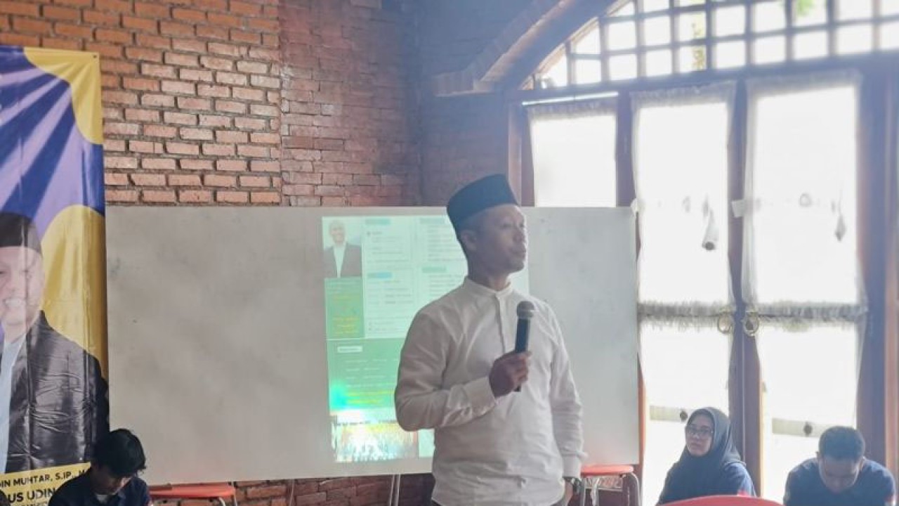 Akademisi Universitas Djuanda, Aep Saepudin Muhtar alias Gus Udin menjadi pemateri dalam Rapat Kerja Himpunan Mahasiswa Rumpin (HMR) di Cisarua, Kabupaten Bogor, Jawa Barat. (ANTARA/M Fikri Setiawan)