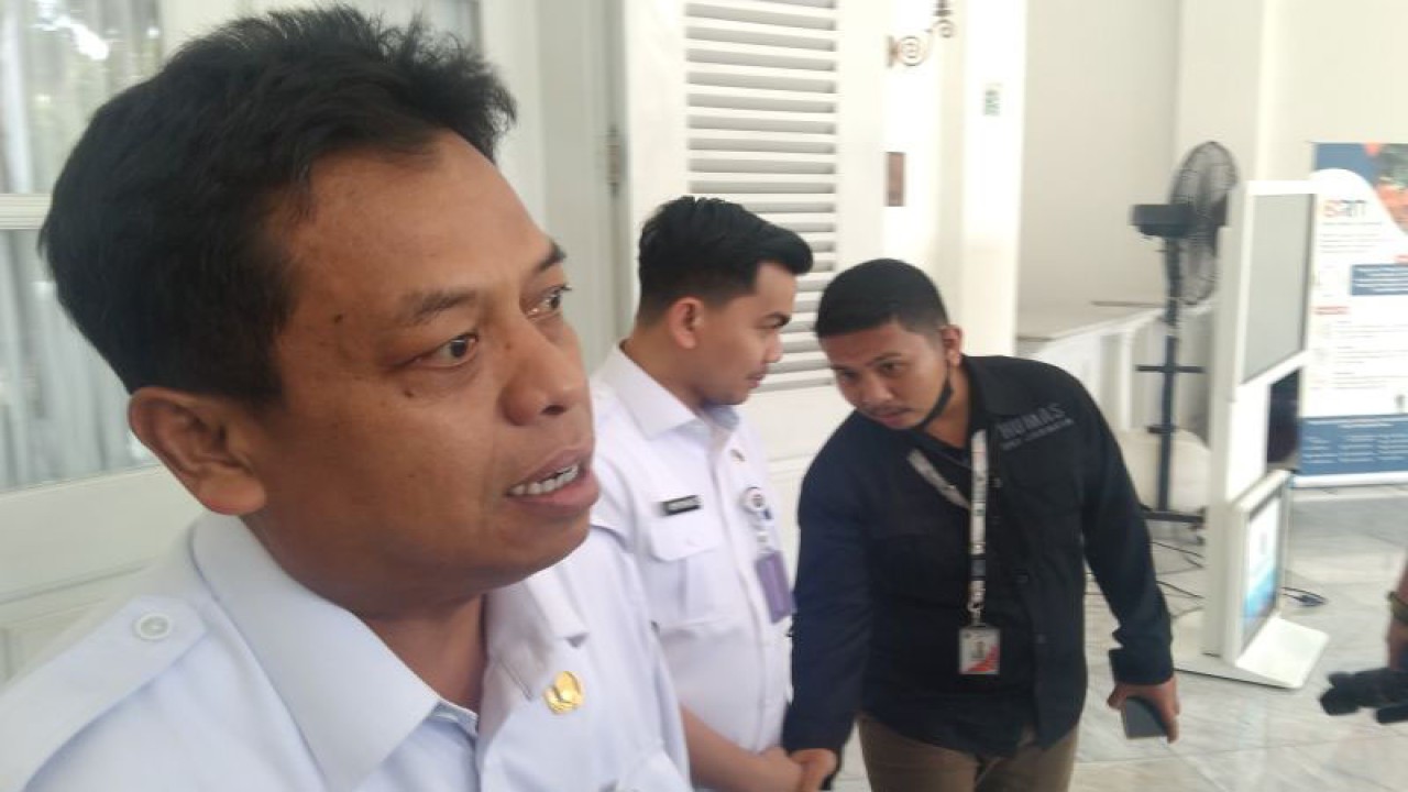 Sekretaris Daerah DKI Joko Agus Setyono diwawancarai wartawan terkait normalisasi sungai di Pendopo Balai Kota Jakarta, Rabu (22/2/2023). ANTARA/Dewa Ketut Sudiarta Wiguna