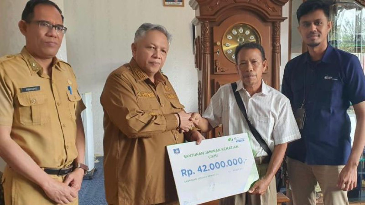 Bupati Bangka Barat Sukirman menyerahkan santunan kepada ahli waris. (ANTARA/Donatus Dasapurna)