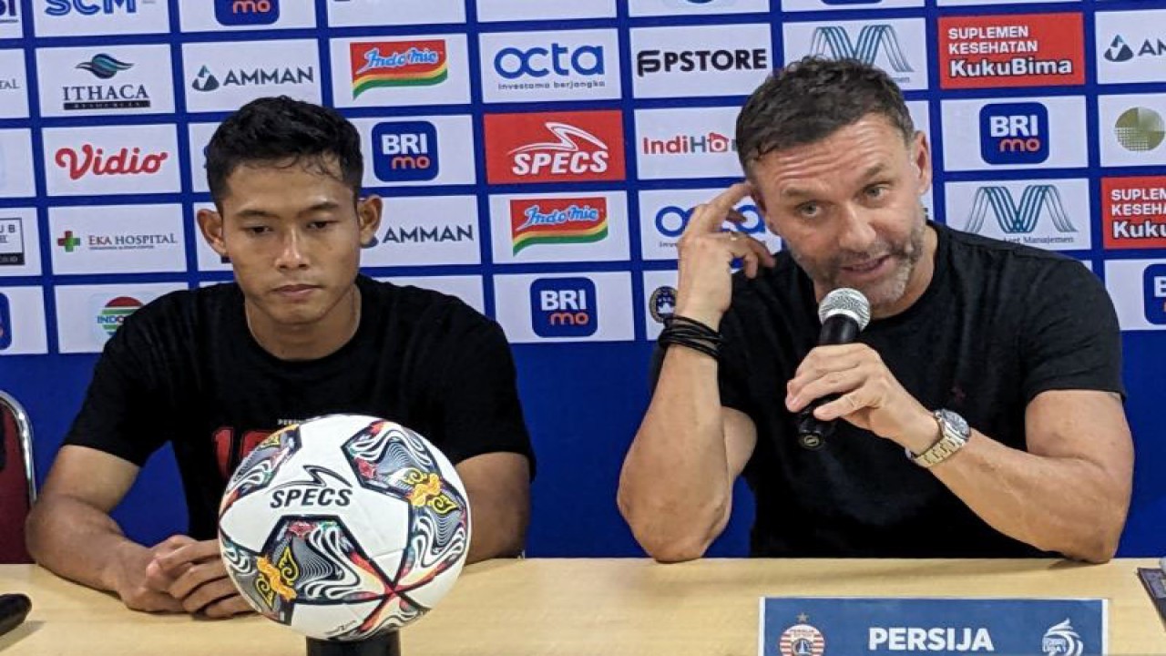 Pelatih Persija Thomas Doll (kanan) dan bek Ahmad Birrul Walidain (kiri) memberikan pernyataan usai laga lanjutan Liga 1 Indonesia 2022-2023 kontra RANS Nusantara FC, yang dimenangkan Persija dengan skor 3-1, di Stadion Patriot Candrabhaga, Bekasi, Jumat (3/2/2023). (ANTARA/Michael Siahaan)