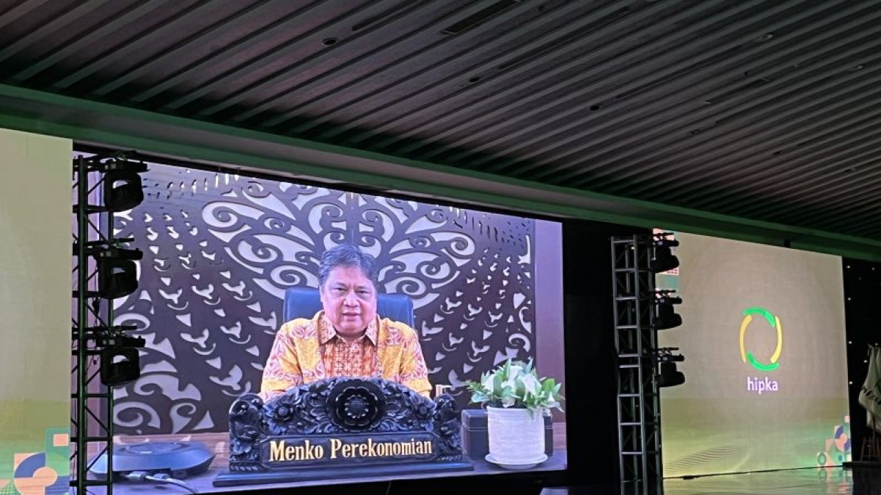 Menteri Koordinator Bidang Perekonomian Airlangga Hartarto memberikan sambutan secara virtual dalam Rapat Kerja Nasional (Rakernas) 2023 Himpunan Pengusaha KAHMI/Korps Alumni Himpunan Mahasiswa Islam (Hipka) di Hotel Grand Sahid, Jakarta, Kamis. ANTARA/M. Baqir Idrus Alatas