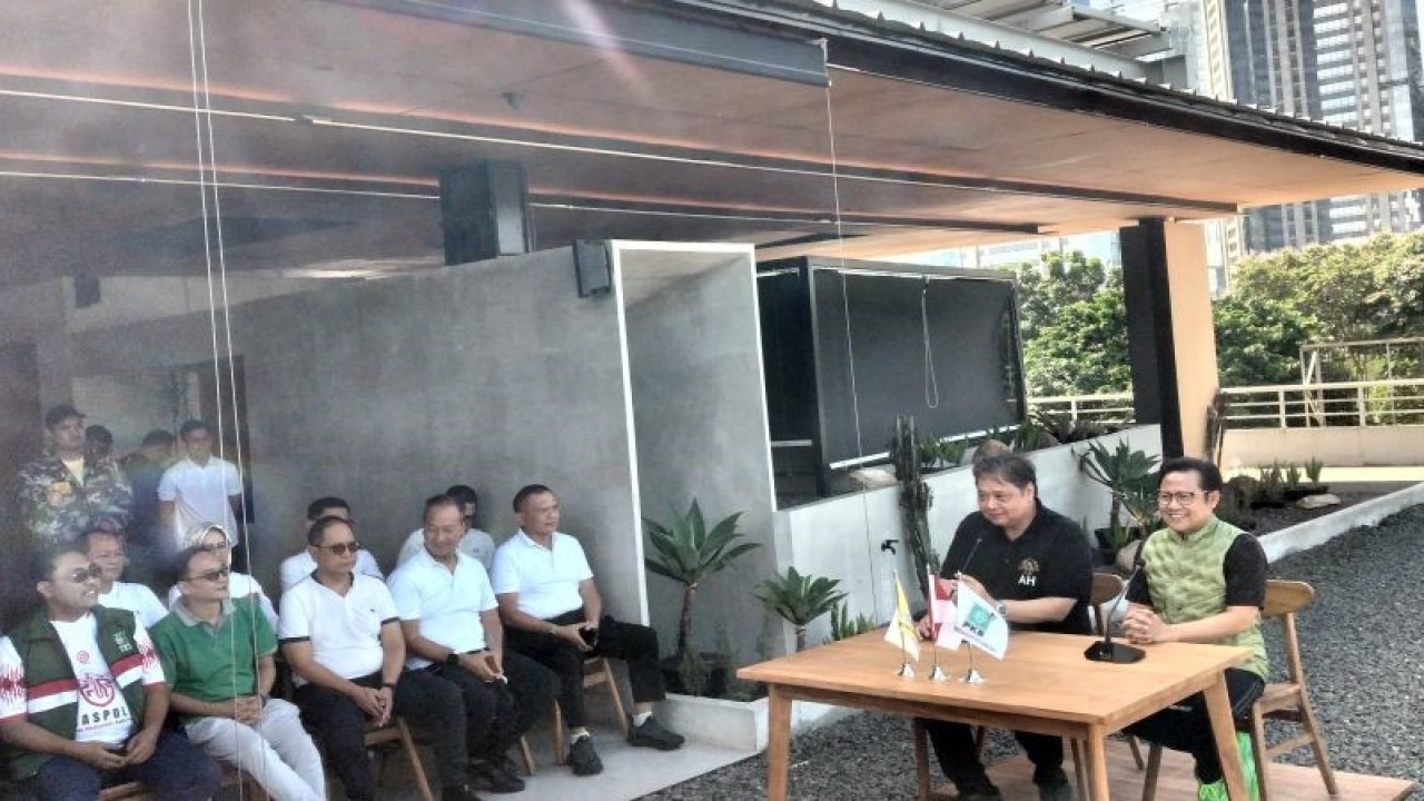 Ketua Umum DPP Partai Golkar Airlangga Hartarto dan Ketua Umum PKB Muhaimin Iskandar di kompleks Istora Senayan, Gelora Bung Karno (GBK), Jakarta, Jumat (10-2-2023). ANTARA/Fauzi Lamboka