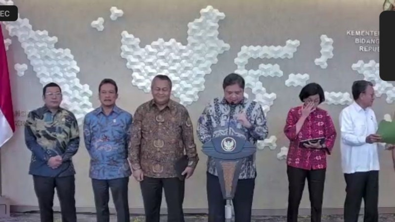 Menteri Koordinator Bidang Perekonomian Airlangga Hartarto (tengah) dalam konferensi pers terkait High Level Meeting Tim Pengendali Inflasi Pusat (TPIP) di Jakarta, Senin (20/2/2023). (ANTARA/Sanya Dinda)
