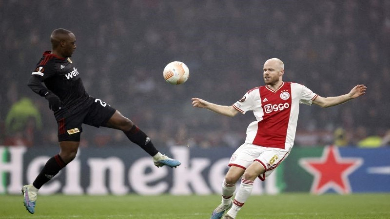 Bek Union Berlin Jerome Roussillon (kiri) berduel memperebutkan bola dengan geladang Ajax Davy Klaassen dalam pertandingan leg pertama play off Liga Europa di Amsterdam Arena pada 17 Februari 2023. ANTARA/AFP/MAURICE VAN STEEN