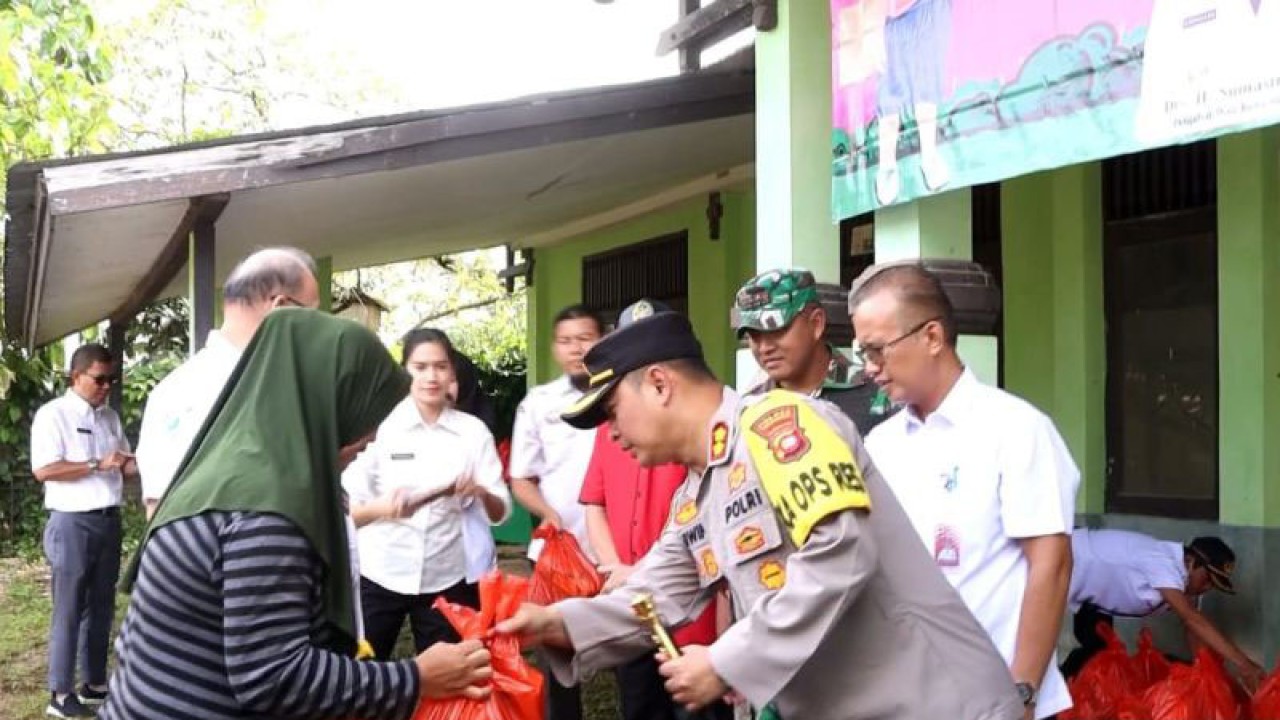 Kapolres Singkawang, AKBP Arwin Amrih Wientama membagikan bantuan bahan makanan tambahan bagi balita stunting oleh Forkopimda Kota Singkawang kepada masyarakat Singkawang Timur di Posyandu Maya Karya Jl. Sebakuan, Kelurahan Mayasopa. ANTARA/Rudi.