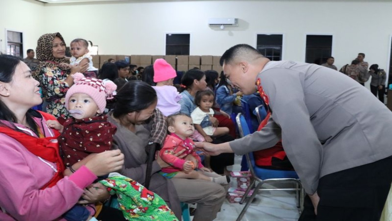 Kapolres Bengkayang AKBP Bayu Suseno saat menyapa anak-anak. (ANTARA/Wati)