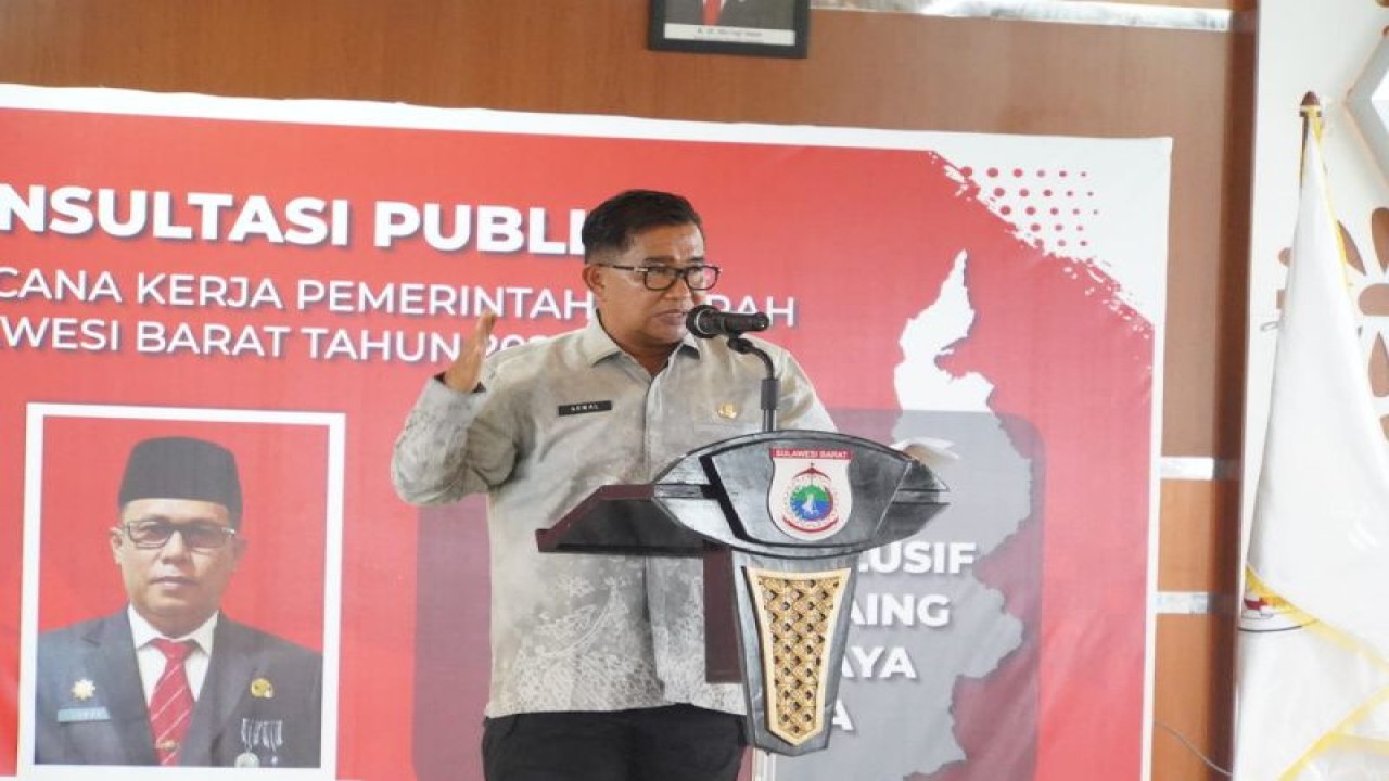 Penjabat Gubernur Sulawesi Barat Akmal Malik pada forum konsultasi publik penyusunan rancangan awal RKPD 2024 di Graha Sandeq, Kantor Gubernur Sulawesi Barat, Kamis (2/2/2023). (ANTARA/HO-Diskominfo Sulbar)