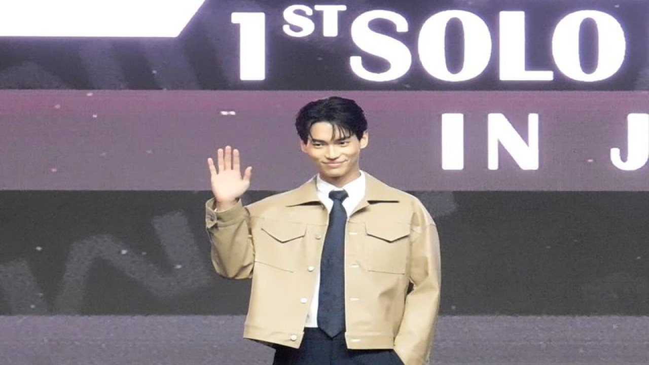 Aktor sekaligus penyanyi asal Thailand Metawin Opas-iamkajorn atau dikenal sebagai Win dalam konferensi pers jelang acara "Win 1st Solo Fan Meeting" di Jakarta, Sabtu (11/2/2023). (ANTARA/Lia Wanadriani Santosa)