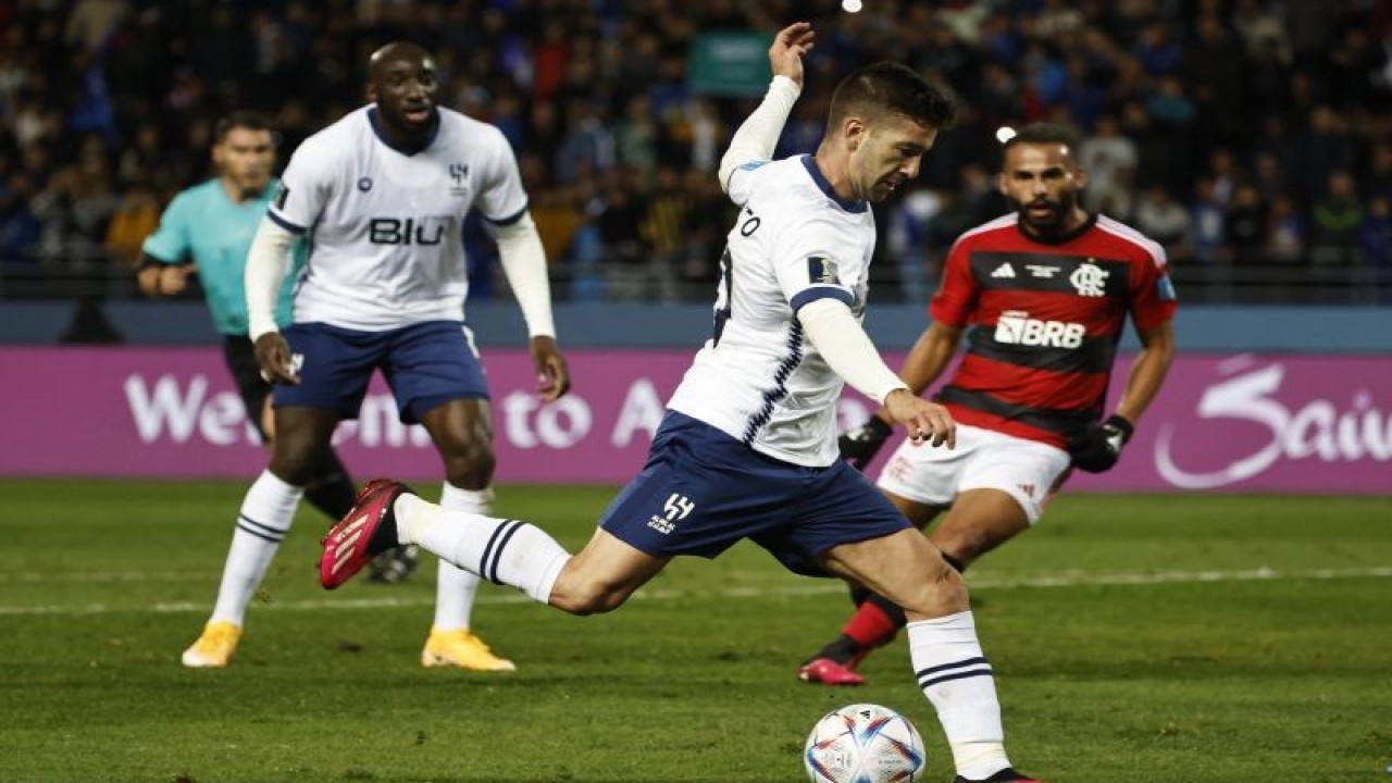 Penyerang Al-Hilal Luciano Vietto (tengah) melepaskan tembakan untuk mencetak gol pada pertandingan semifinal Piala Dunia antar klub melawan Flamengo yang dimainkan di Stadion Ibnu Batouta, Tangier, Maroko, Rabu (8/2/2023) dini hari WIB. (ANTARA/AFP/Khaled DESOUKI)