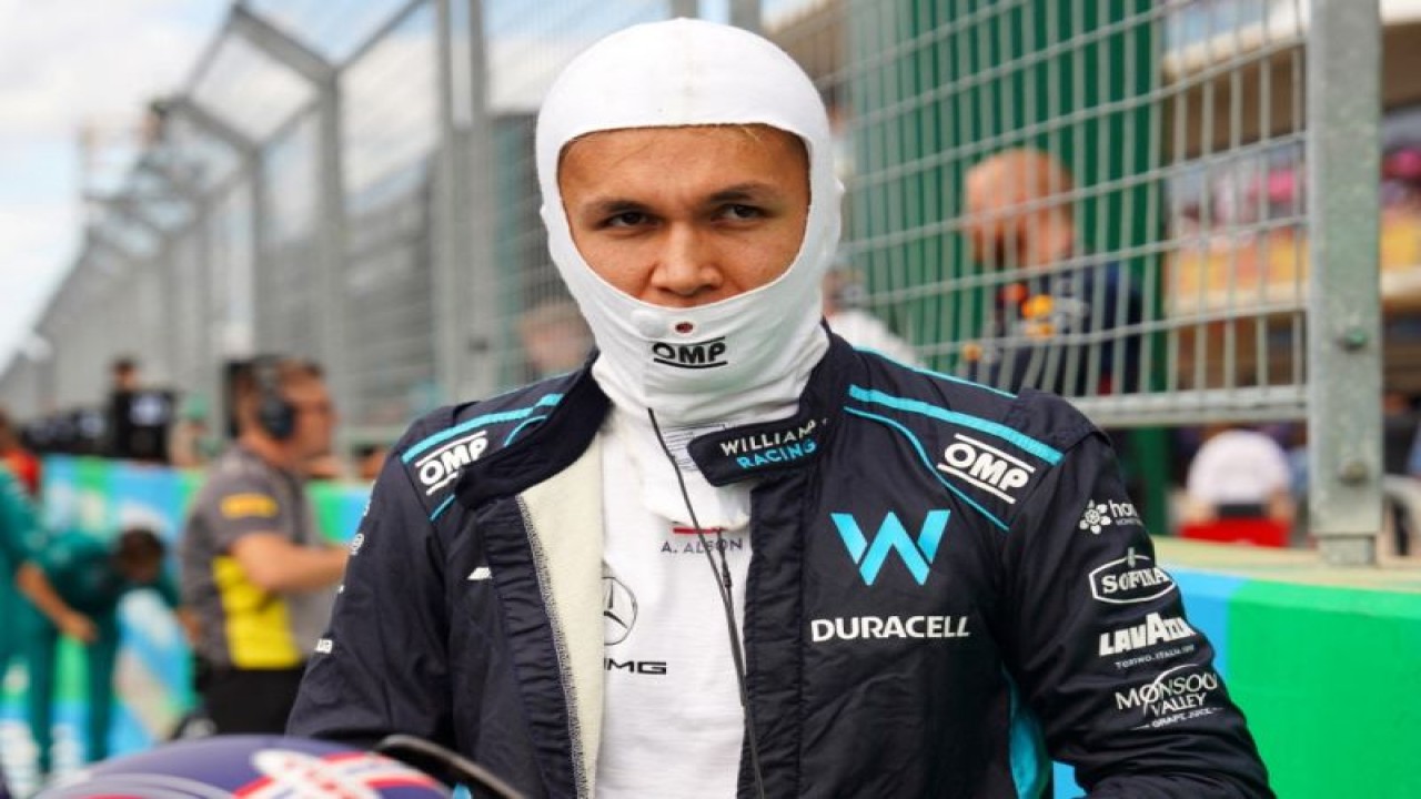 Pebalap Thailand Alex Albon dari tim Williams bersiap jelang Grand Prix Amerika Serikat di Circuit of the Americas, Austin, Texas. (23/10/2022) (Getty Images via AFP/ALEX BIERENS DE HAAN)