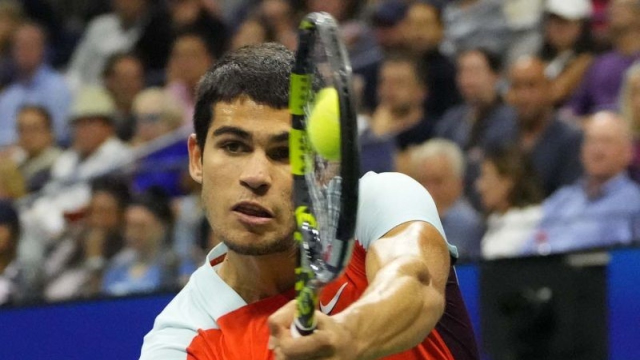 Petenis Spanyol Carlos Alcaraz mengembalikan bola ke arah lawannya petenis AS Frances Tiafoe pada laga babak semifinal turnamen tenis US Open 2022 di Flushing, New York, AS (9/9/2022). Setelah bermain selama lima set, akhirnya Carlos Alcaraz berhasil memenangi pertandingan dengan skor 6(6)-7(8), 6-3, 6-1, 6(5)-7(7), 6-3 dan melaju ke babak final US Open 2022. ANTARA FOTO/Robert Deutsch-USA TODAY Sports/aww.