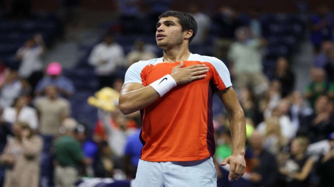 Arsip - Petenis Spanyol Carlos Alcaraz usai mengalahkan petenis Italia Jannik Sinner dalam US Open 2022 di USTA Billie Jean King National Tennis Center, New York, pada 7 September 2022. (Getty Images via AFP/MATTHEW STOCKMAN)