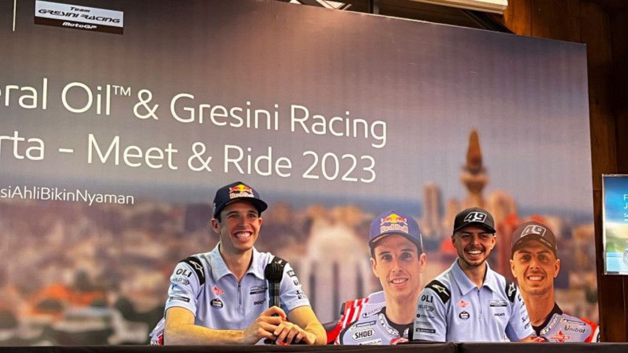 (Ki-ka) Dua pebalap dari Gresini Racing, yakni Alex Marquez dan Fabio Di Giananntonio dalam jumpa penggemar dan media di Jakarta, Selasa (7/2/2023). (ANTARA/Arnidhya Nur Zhafira)