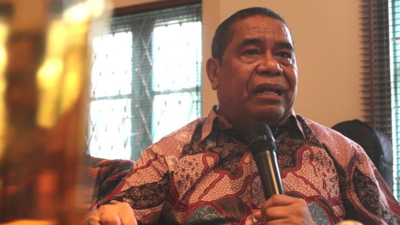 Mantan Menteri Negara Lingkungan Hidup (1999-2001) Alexander Sonny Keraf memaparkan tentang dampak perubahan iklim terhadap sektor pangan dalam sebuah diskusi bertajuk tantangan keuangan berkelanjutan di Restoran Kaum, Jakarta Pusat, Rabu (8/2/2023). (ANTARA/Sugiharto purnama)