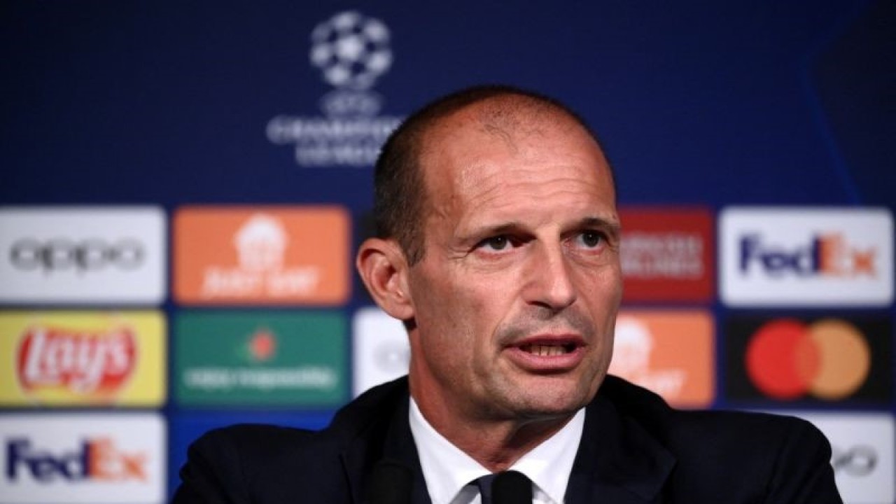 Pelatih Juventus Massimiliano Allegri saat konferensi pers di Parc des Princes Stadium Paris, 5 September 2022. (AFP/FRANCK FIFE)