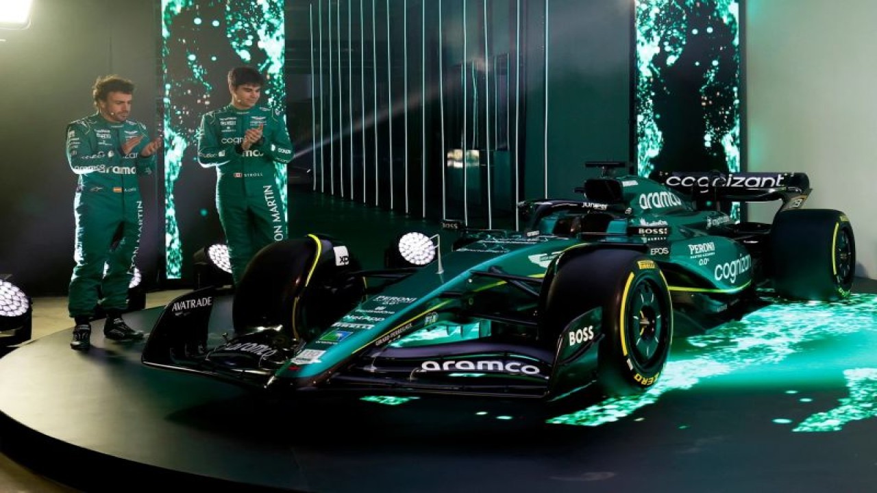 Fernando Alonso dan Lance Stroll menghadiri peluncuran mobil tim Aston Martin F1 di Silverstone, Inggris. (13/2/2023) (HO via Aston Martin F1)