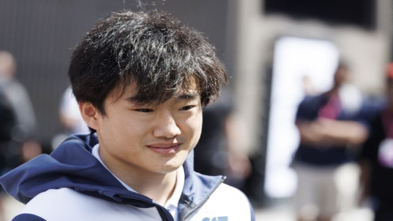 Arsip- Pebalap tim AlphaTauri Yuki Tsunoda jelang sesi latihan bebas Grand Prix Austria, Sirkuit Red Bull RIng, Spielberg. (8/7/2022) (AFP/ERWIN SCHERIAU)
