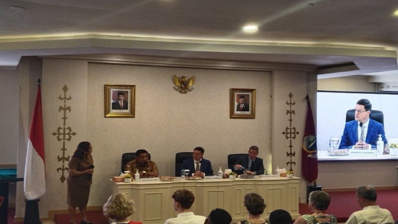 Pemerintah Kota (Pemkot) Ambon dan Pemerintah Kota Vlissingen, Belanda, membahas kelanjutan kerja sama di bidang pendidikan, kesehatan, lingkungan hidup dan persampahan, pariwisata, ekonomi, air bersih dan tenaga kerja, di Ambon, Provinsi Maluku, Senin (13/2). FOTO ANTARA/Penina F Mayaut.