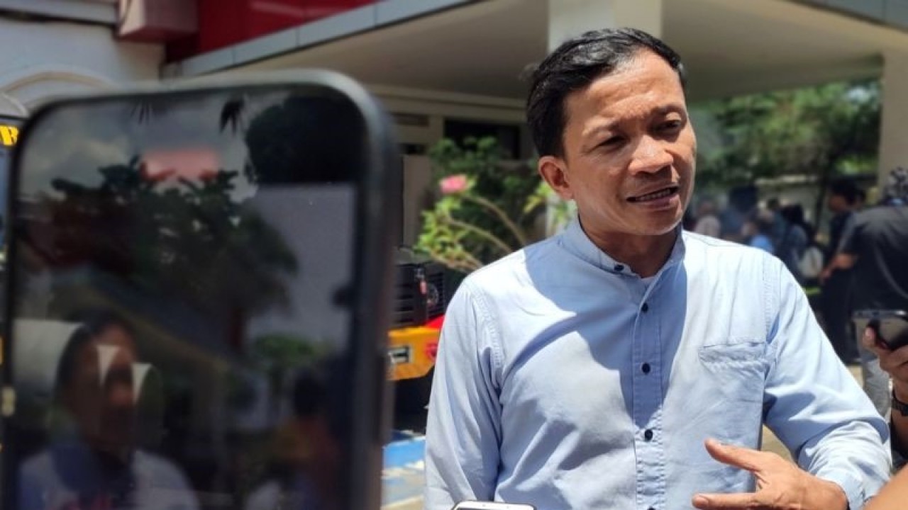 Direktur Eksekutif Lembaga Amensty Internasional Indonesia Usman Hamid . ANTARA/Darwin Fatir.