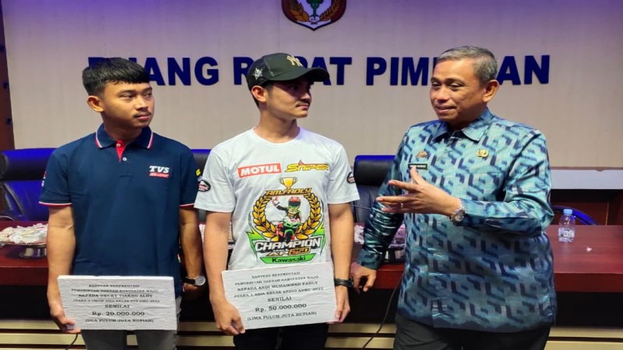 Bupati Wajo Amran Mahmud saat memberikan bonus bagi pebalap asal Wajo yang berjaya di tingkat Asia. ANTARA Foto/HO-Humas Pemkab Wajo