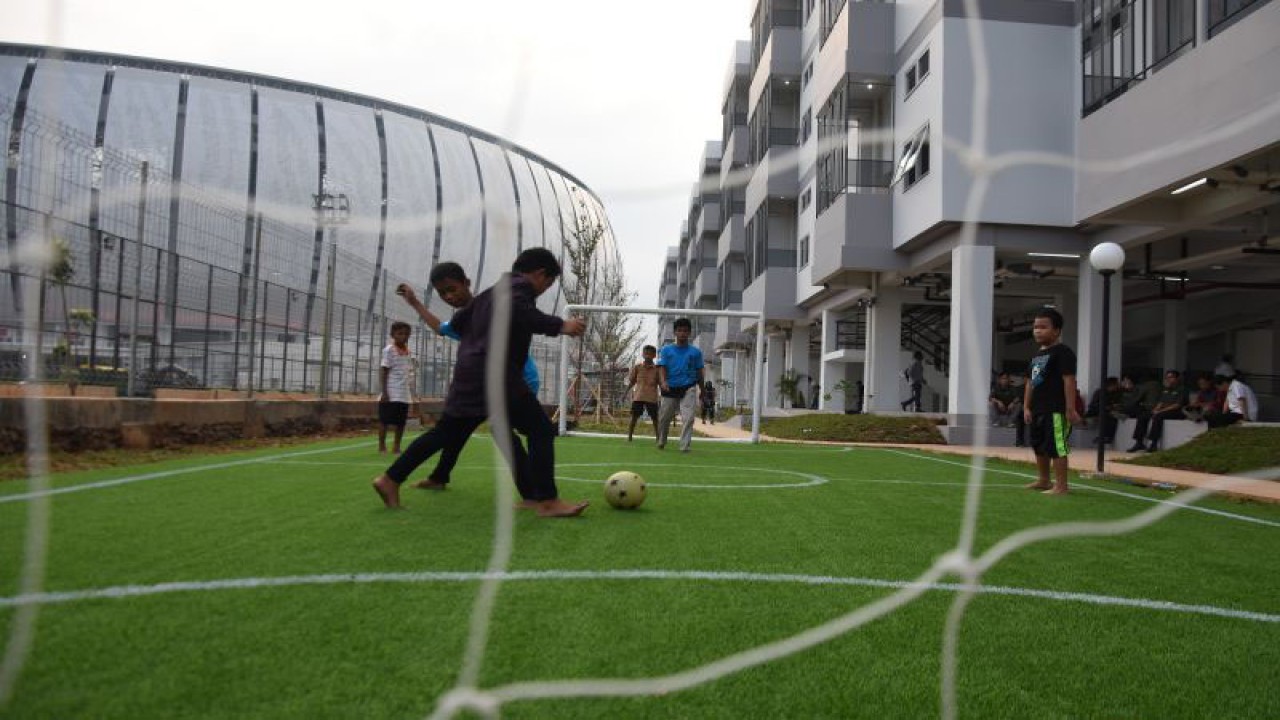 Anak-anak bermain bola di lapangan mini Kampung Susun Bayam, Tanjung Priok, Jakarta, Rabu (12/10/2022). ANTARA FOTO/Indrianto Eko Suwarso/wsj.