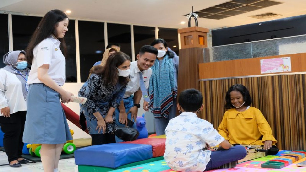 Perwakilan Dana Anak-Anak Perserikatan Bangsa-bangsa atau United Nation Childrens Fund (Unicef) Indonesia meninjau berbagai layanan fasilitas anak di Kota Surabaya, Selasa (14/2/2023). (ANTARA/HO-Diskominfo Surabaya)