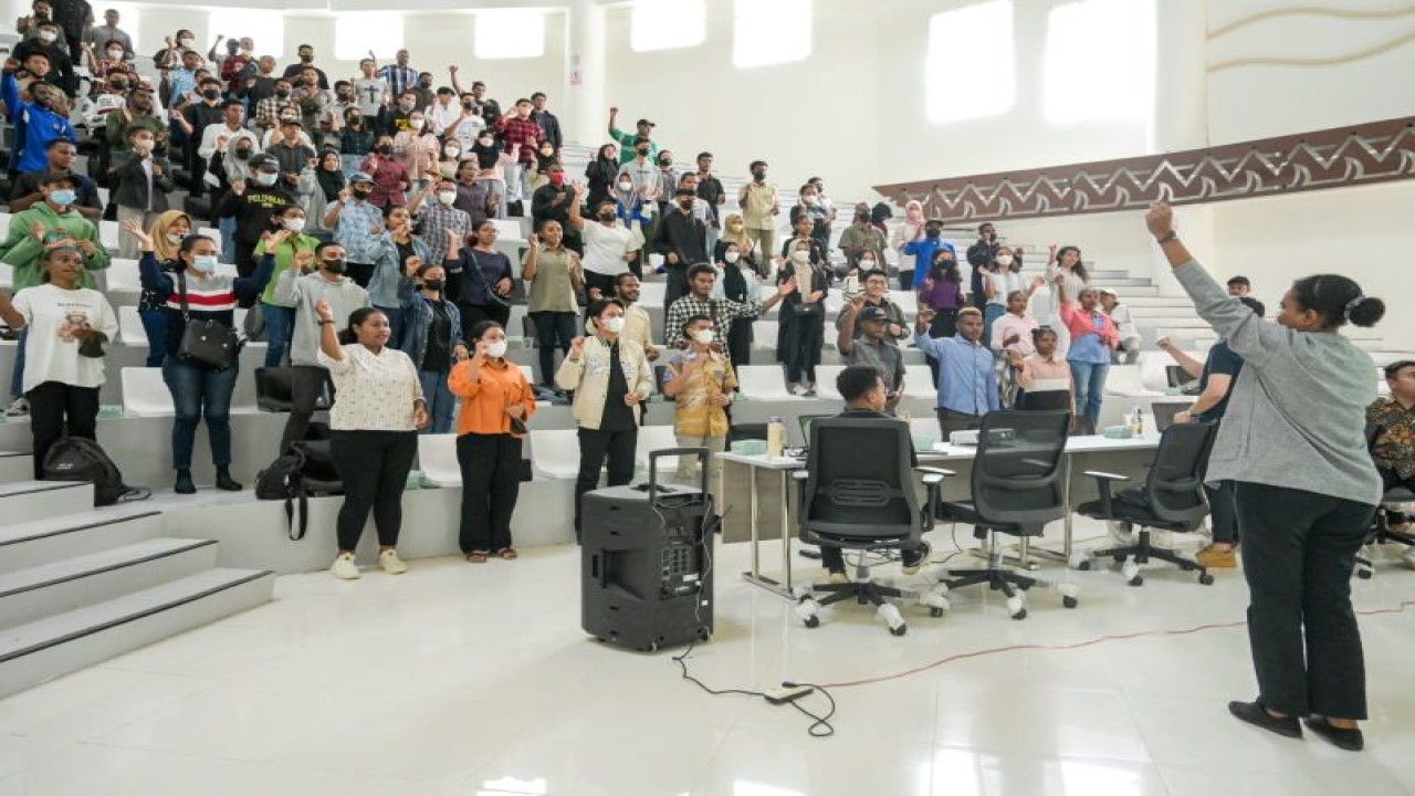 Para anak muda Papua mengikuti bimbingan belajar untuk masuk sekolah kedinasan di gedung PYCH Jayapura, Papua, Selasa (14/2/2023). (ANTARA/HO-PMI)