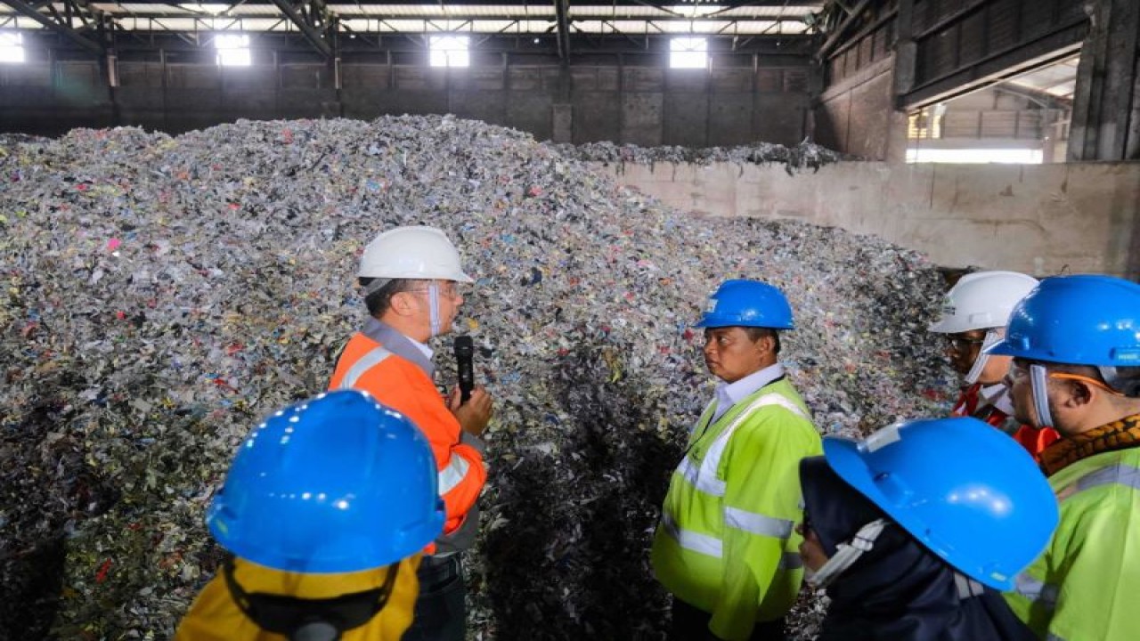 Wakil Gubernur Jawa Barat Uu Ruzhanul Ulum (kanan) mengunjungi fasilitas pengelolaan limbah, GreenZone, di Pabrik PT Solusi Bangun Indonesia Tbk (SBI) Pabrik Narogong Jawa Barat, Rabu (8/2/2023). ANTARA/HO-Semen Indonesia.