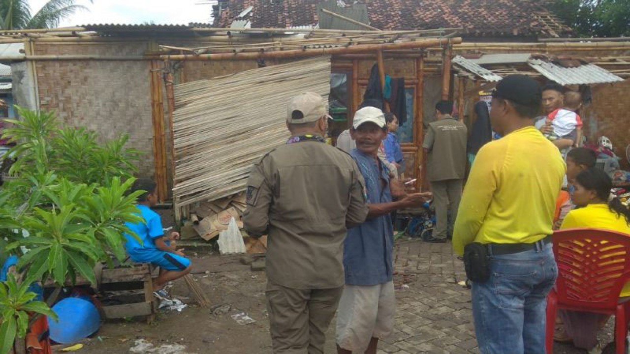 Sejumlah warga korban bencana angin kencang mengungsi di rumah saudara naya di Kabupaten Tangerang. (HO/BPBD Kabupaten Tangerang)