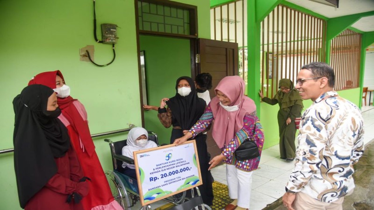 GM Angkasa Pura I Sepinggan Ahmad Syaugi Shahab saat menyerahkan bantuan untuk siswa dan SLB Balikpapan, Sabtu 17/8/2023. (ANTARA/novi abdi)