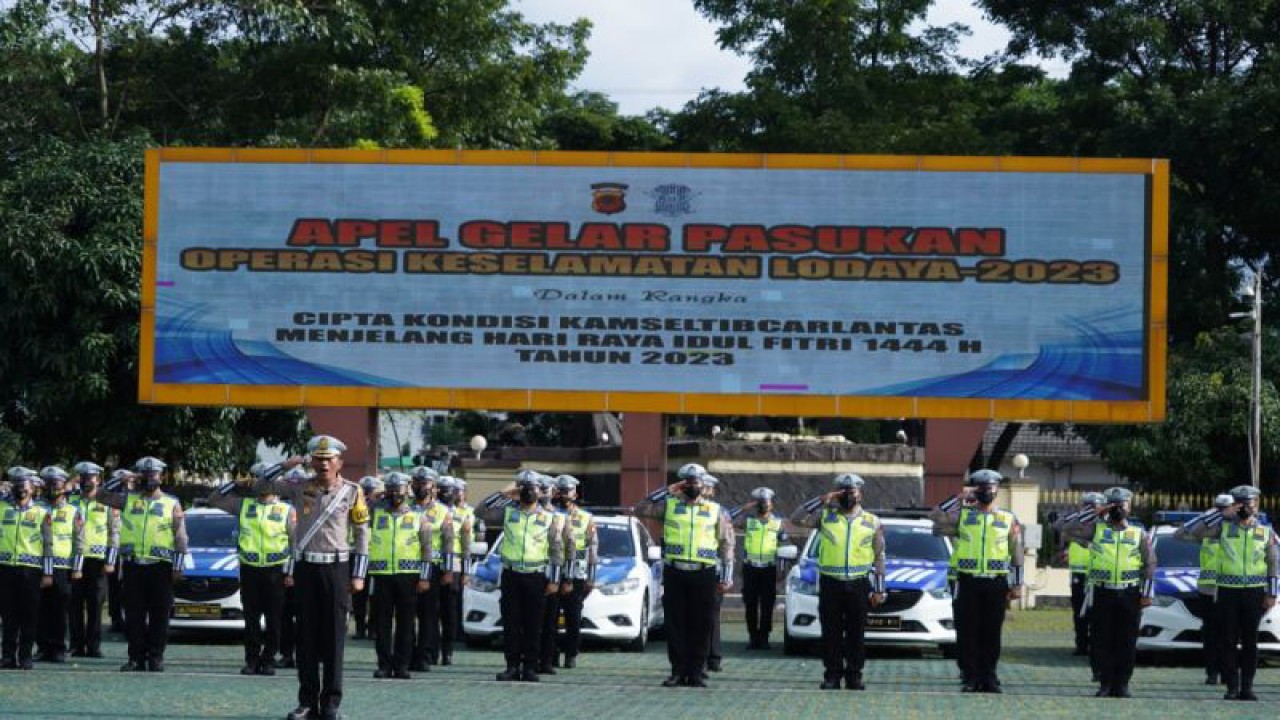 Sejumlah personel disiapkan untuk Operasi Keselamatan Lodaya 2023 di Polda Jawa Barat, Kota Bandung, Jawa Barat, Selasa (7/2/2023). (ANTARA/Bagus Ahmad Rizaldi)