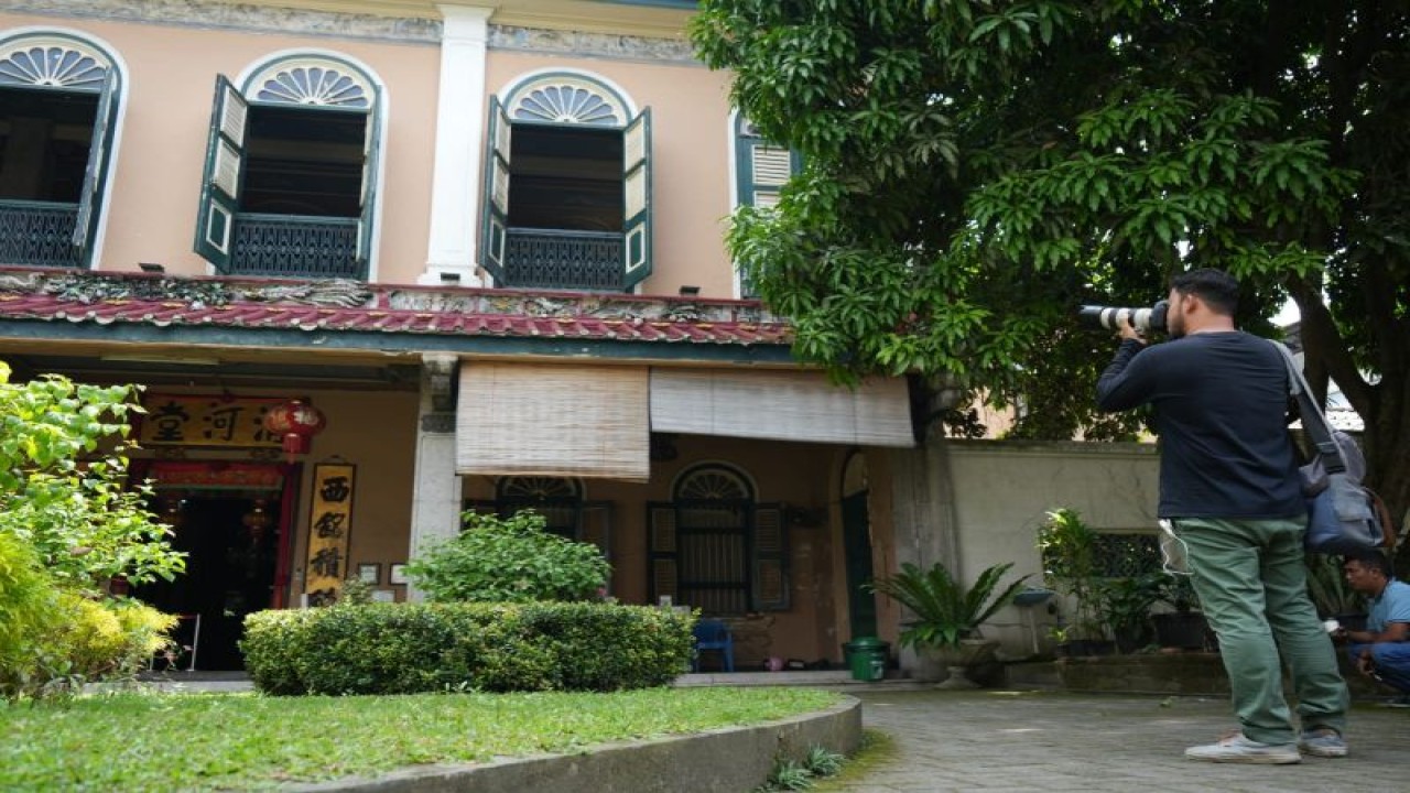 Seorang pemuda sedang mengabadikan Rumah Tjong A Fie di Kesawan, Medan, Sumut. (ANTARA/HO-Diskominfo Kota Medan)
