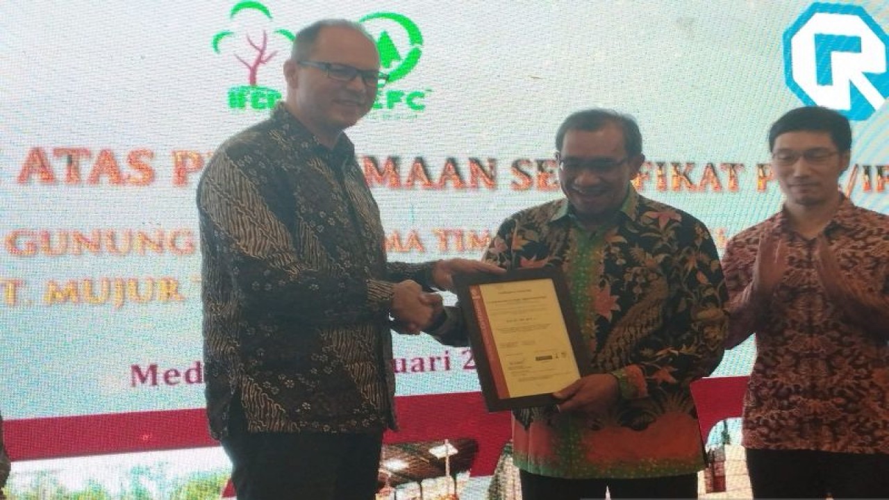 Country Chief Executive of Bureau Varitas Indonesia Christopher Lee Murray (kiri) menyerahkan sertifikat IFCC kepada Direktur PT GRUTI Washington Pane (tengah) di Medan, Senin (27/2/2023). ANTARA/Munawar Mandailing
