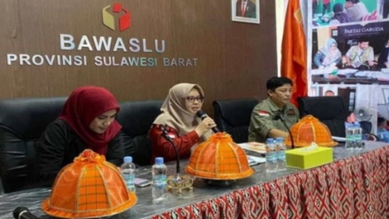 Ketua Bawaslu Sulbar, Fitrinela Patonangi, Bawaslu RI telah meluncurkan aplikasi Jarimu Awasi Pemilu yang untuk mempermudah pengawasan partisipatif pemilu di Sulbar, Kamis (09/2/2023) ANTARA Foto/ M Faisal Hanapi.
