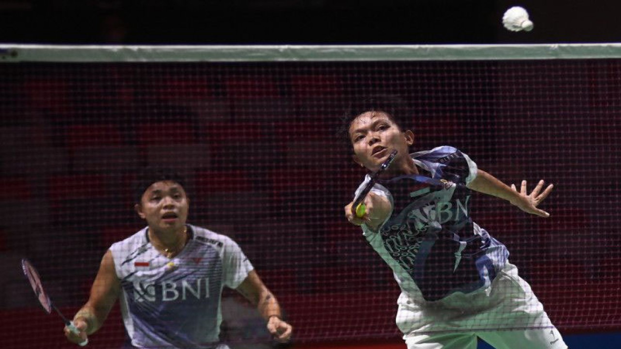 Pebulu tangkis ganda putri Indonesia Siti Fadia Silva Ramadhanti (kanan) didampingi Apriyani Rahayu (kiri) mengembalikan kok ke arah lawannya pebulu tangkis ganda putri Taiwan Hu Ling Fang dan Lin Xiao Min pada babak 16 besar turnamen Daihatsu Indonesia Masters 2023 di Istora Gelora Bung Karno, Senayan, Jakarta, Kamis (26/1/2023). ANTARA FOTO/Indrianto Eko Suwarso/rwa.