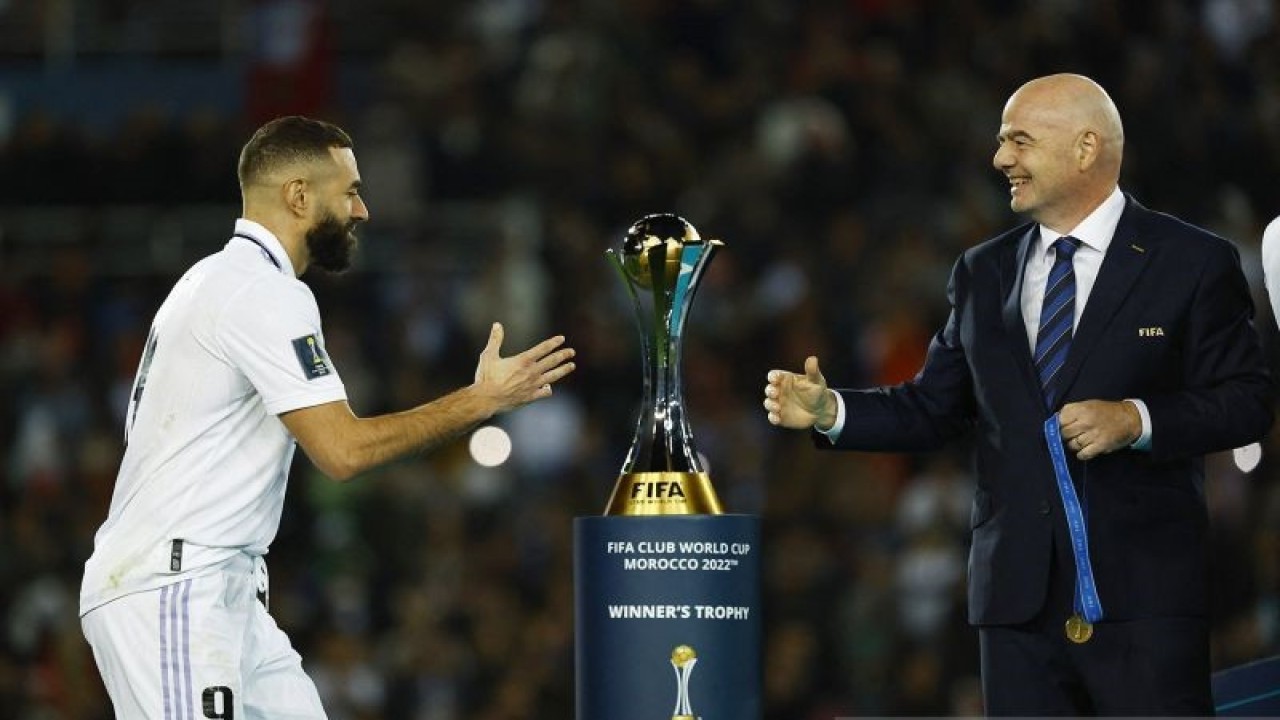 Pemain Real Madrid Karim Benzema bersiap menerima medali yang diberikan Presiden FIFA Gianni Infantino usai laga final Piala Dunia Antarklub 2023 melawan Al Hilal di Prince Moulay Abdellah Stadium, Rabat, Maroko (11/2/20230. Real Madrid berhasil menjadi juara setelah menang dengan skor 5-3. ANTARA FOTO/REUTERS/Susana Vera/aww.