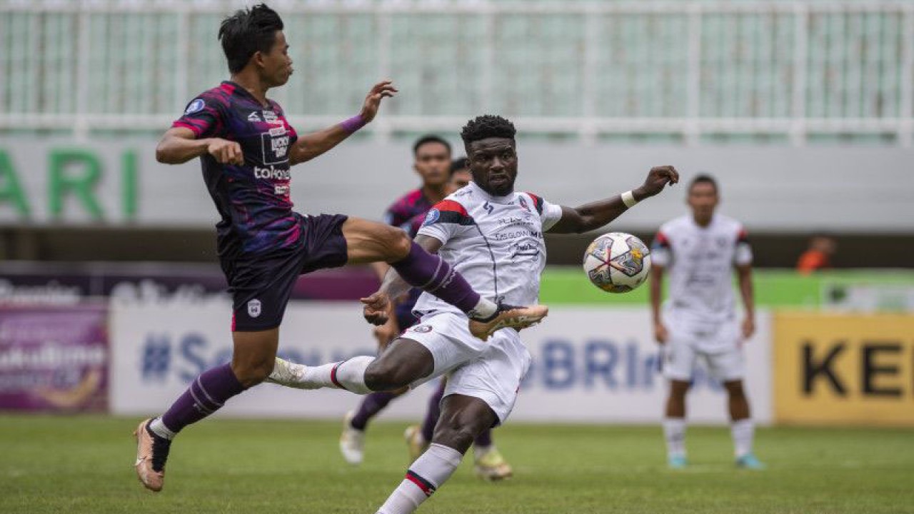 Pesepak bola Arema FC Abel Issa Camara (kanan) berebut bola dengan tiga pemain Rans Nusantara FC Moh Edo Febriansah (kiri) pada lanjutan Liga 1 di Stadion Pakansari, Kabupaten Bogor, Jawa Barat, Rabu (8/2/2023). Rans Nusantara FC kalah 1-2. ANTARA FOTO/Wahyu Putro A/tom. (ANTARA FOTO/WAHYU PUTRO A)