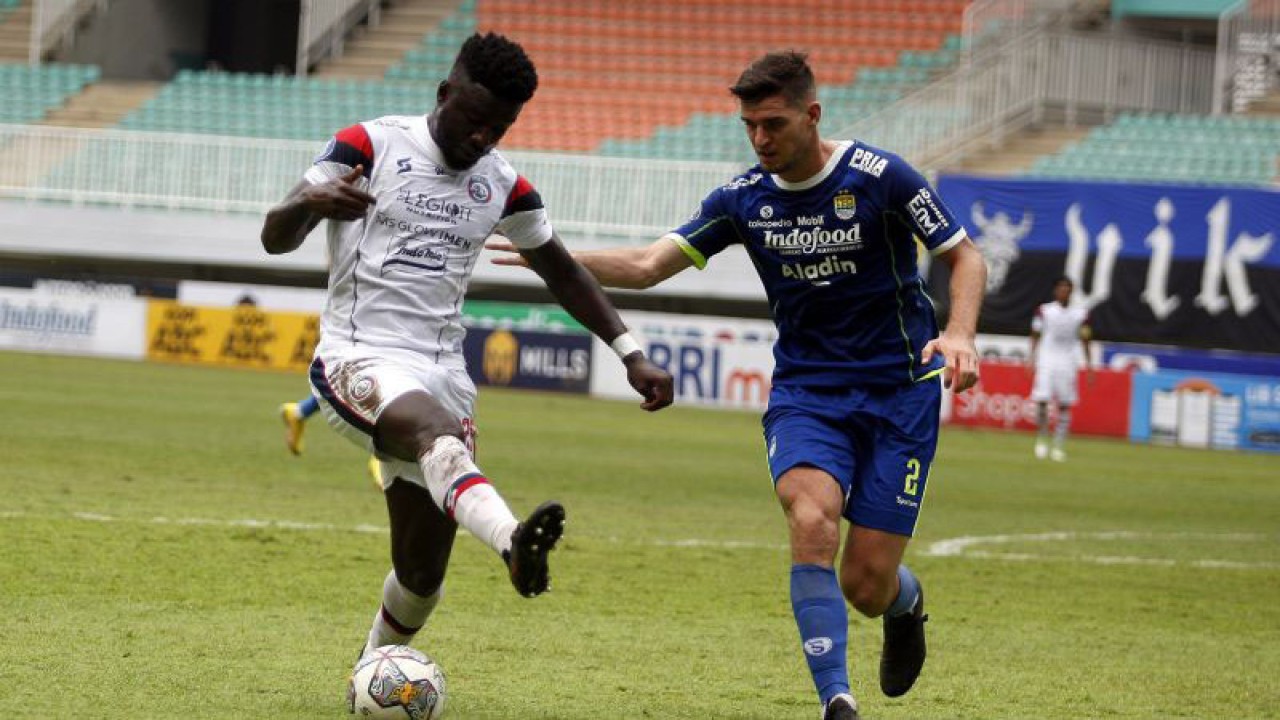Pesepak bola Arema FC Abel Isa Camara (kiri) menguasai bola dengan dikawal pesepak bola Persib Bandung Francois Kuipers (kanan) dalam pertandingan lanjutan BRI Liga 1 di Stadion Pakansari, Kabupaten Bogor, Jawa Barat, Kamis (23/2/2023). ANTARA FOTO/Yulius Satria Wijaya/aww.