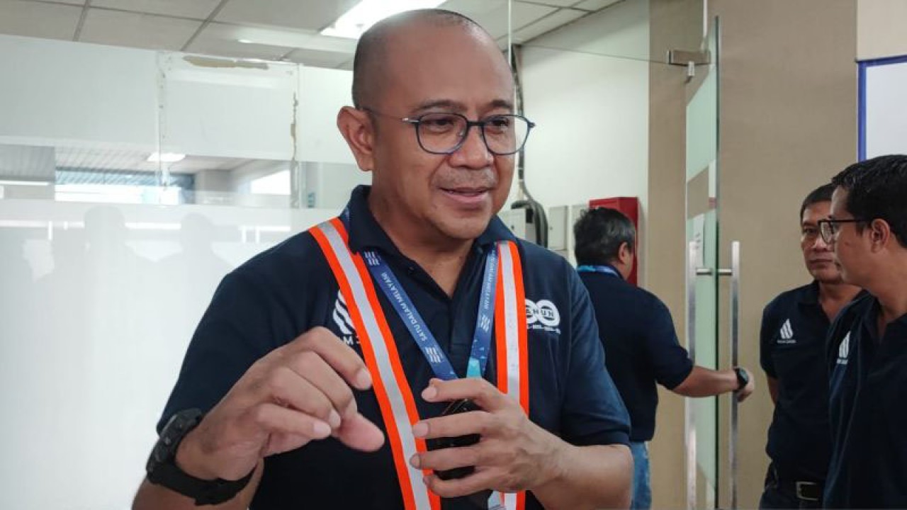 Direktur Utama PAM Jaya Arief Nasrudin saat memberikan keterangan pers di Instalasi Pengelolaan Air (IPA) Buaran, Kalimalang, Jakarta Timur, Kamis (2/2/2023). (ANTARA/Syaiful Hakim)