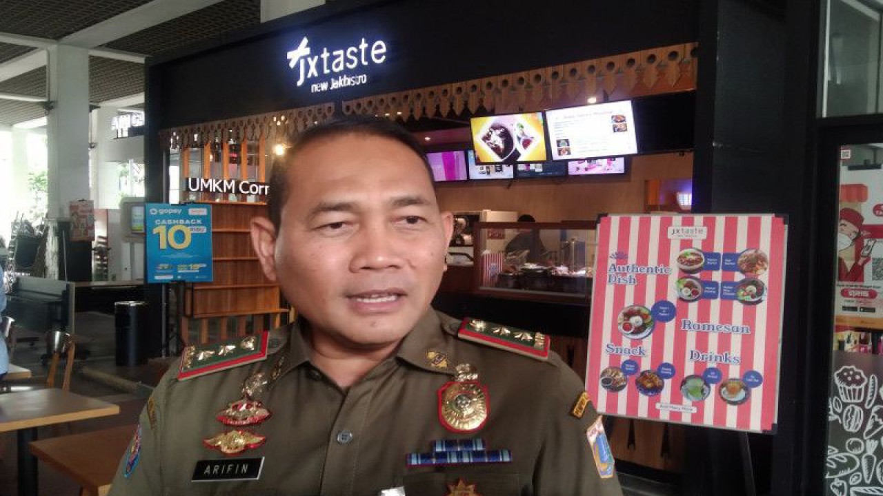 Kepala Satpol PP DKI Jakarta Arifin diwawancarai wartawan terkait izin pemasangan atribut partai politik di Balai Kota Jakarta, Selasa (14/2/2023) ANTARA/Dewa Ketut Sudiarta Wiguna