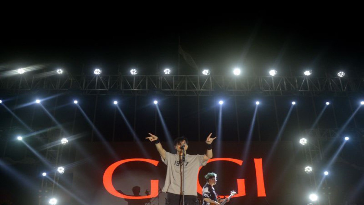 ilustrasi - Vokalis grup band Gigi Arman Maulana membawakan lagu saat konser pada acara Makassar International Eight Festival and Forum (F8) di Anjungan Pantai Losari, Makassar, Sulawesi Selatan, Sabtu (10/9/2022) malam. Penampilan grup band yang beranggotakan Armand Maulana (Vokal), Dewa Budjana (Gitar), Thomas Ramdhan (Bass) dan Gusti Hendy (Drum) membawakan sejumlah lagu hitsnya diantaranya Nakal, Perdamaian, 11 Januari, dan Jomblo.. ANTARA FOTO/Abriawan Abhe/hp.