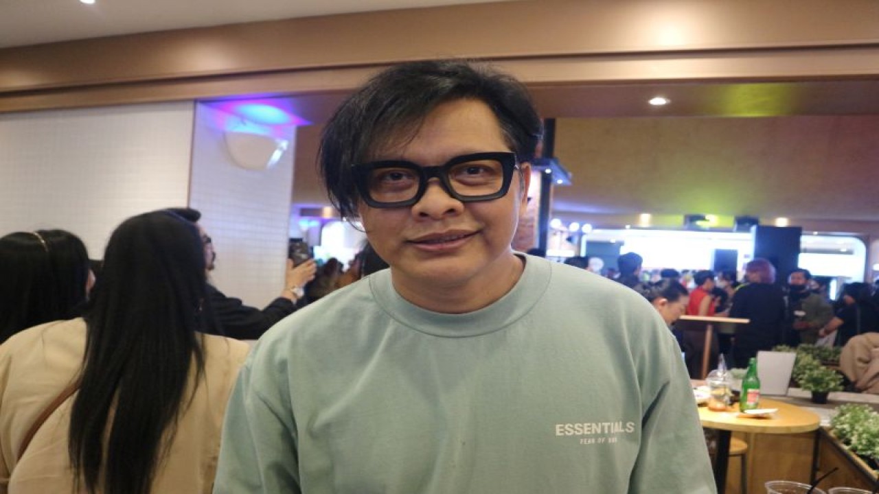 Vokalis grup band Gigi, Armand Maulana saat ditemui pada salah satu pusat perbelanjaan di Jakarta Pusat, Senin (6/2). ANTARA/Pamela Sakina
