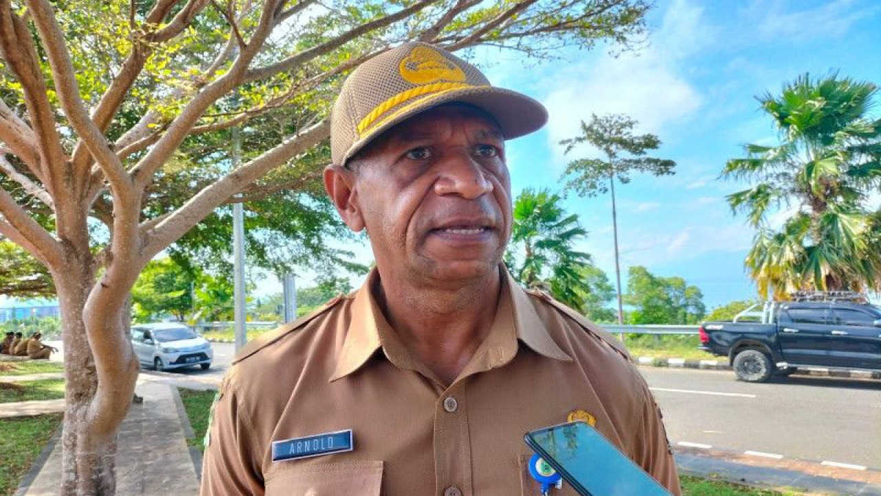 Direktur RSUD Provinsi Papua Barat dr Arnoldus Tiniap saat diwawancara awak media di Manokwari, Selasa. (ANTARA/Fransiskus Salu Weking)