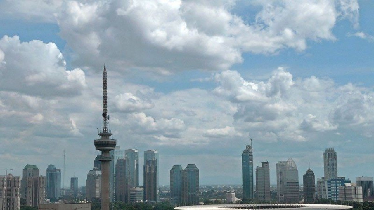 Arsip- Pemandangan gedung-gedung tinggi di Jakarta saat cuaca cerah berawan. (ANTARA/Ismar Patrizki)