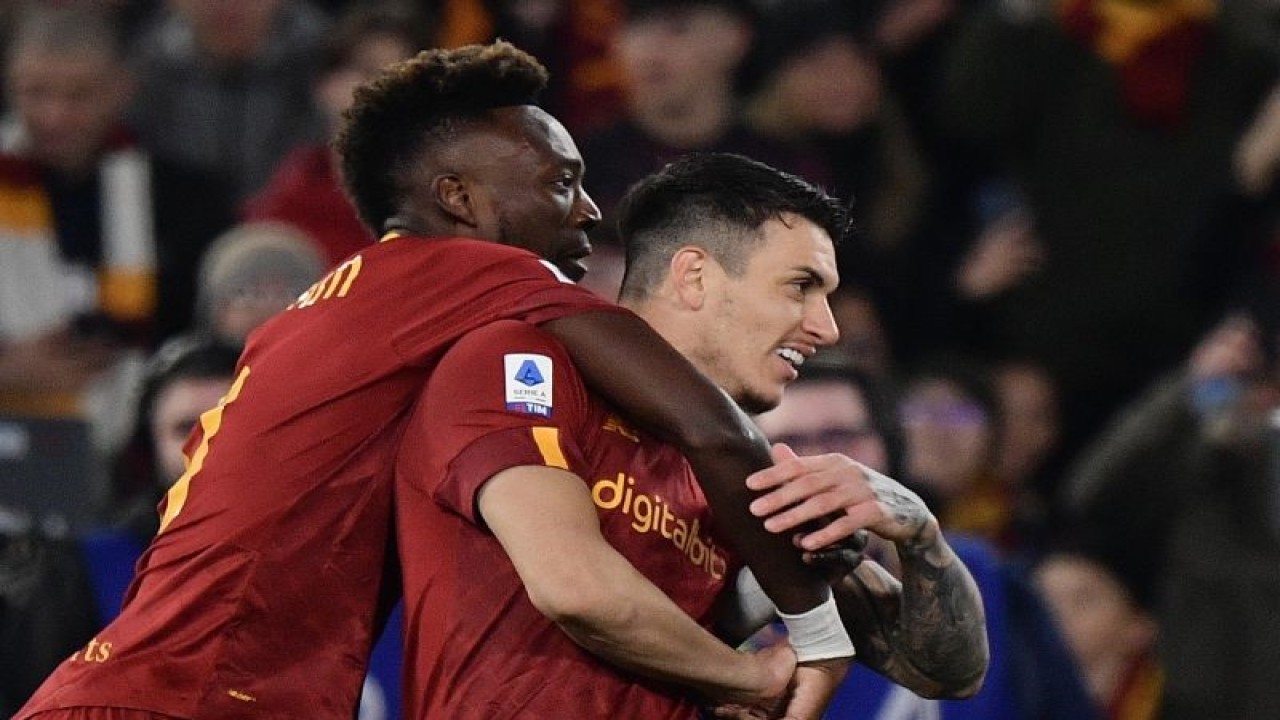 Penyerang AS Roma Tammy Abraham (kiri) merayakan gol yang dicetak bek Roger Ibanez (kanan) pada pertandingan Liga Italia melawan Empoli yang dimainkan di Stadion Olimpico, Roma, Minggu (5/2/2023) dini hari WIB. (ANTARAAFP/FILIPPO MONTEFORTE)