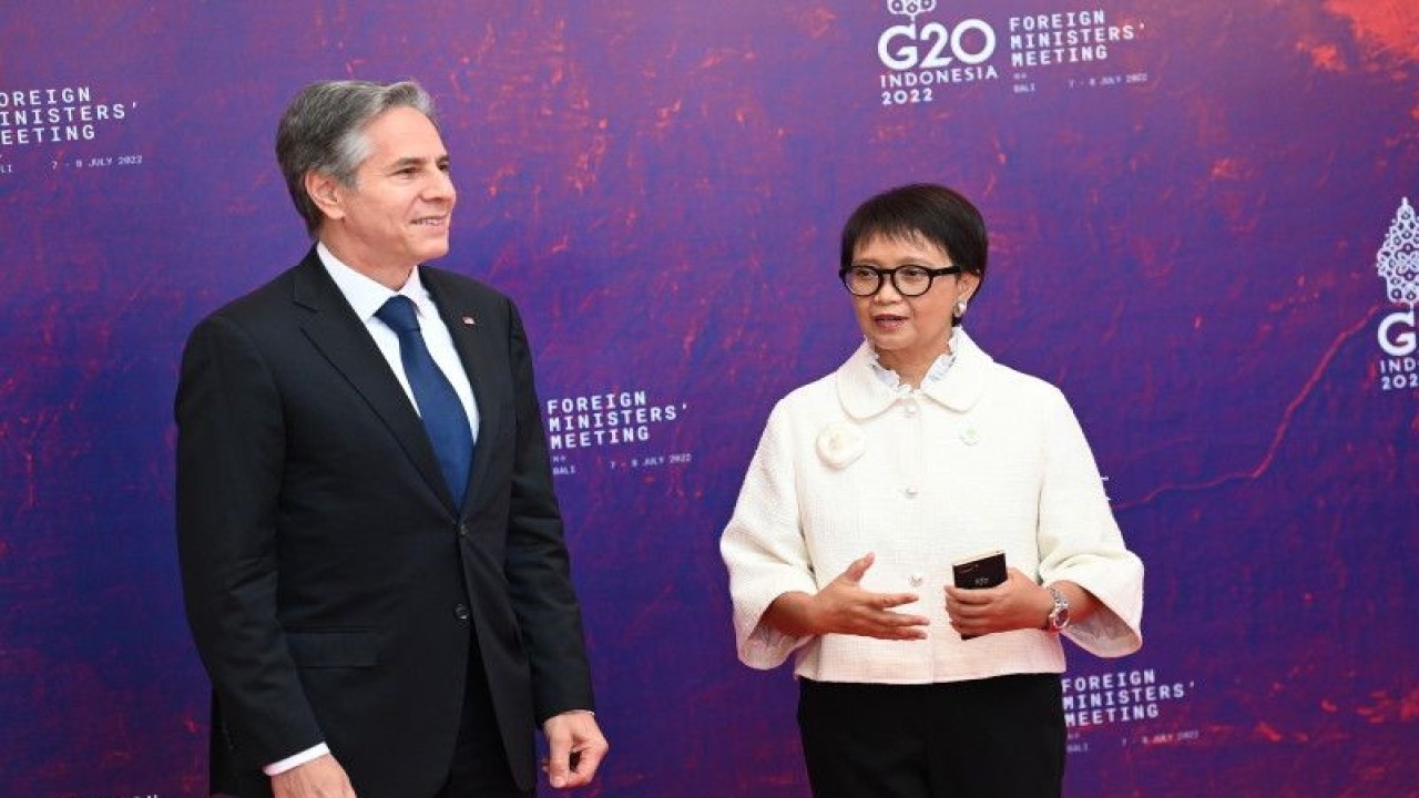 Foto arsip - Menteri Luar Negeri Retno Marsudi (kanan) berbincang dengan Menteri Luar Negeri Amerika Serikat Antony John Blinken setibanya di tempat Pertemuan Menteri Luar Negeri (FMM) G20 di Nusa Dua, Bali, Jumat (8/7/2022). ANTARA FOTO/Nyoman Budhiana/rwa.