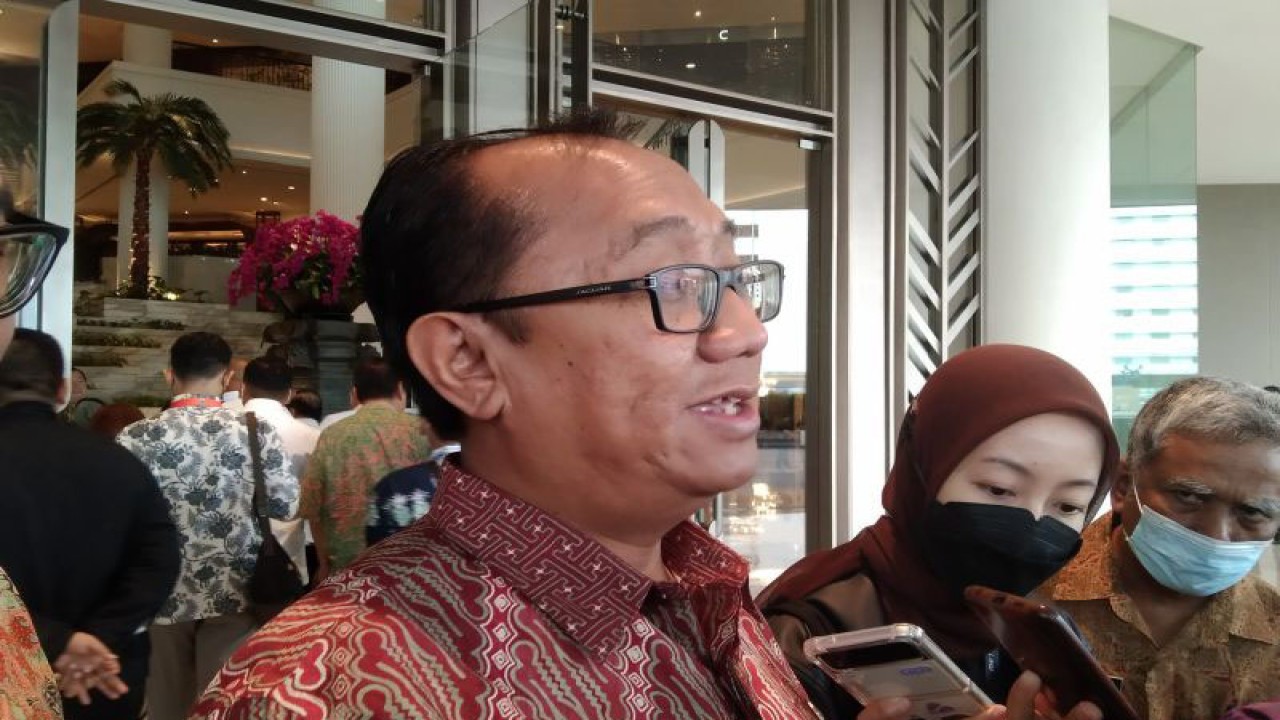 Kepala Dinas Lingkungan Hidup DKI Asep Kuswanto diwawancarai wartawan terkait pengolahan sampah di Jakarta, Kamis (23/2/2023). ANTARA/Dewa Ketut Sudiarta Wiguna