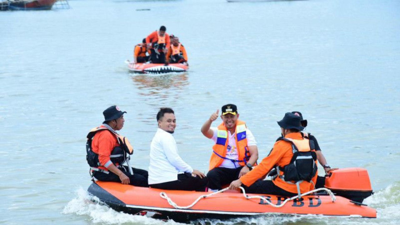 Penjabat Wali Kota Kendari Asmawa Tosepu ikut memungut sampah dalam lomba pungut sampah di laut di wilayah perairan Teluk Kendari, Kota Kendari, Provinsi Sulawesi Tenggara, Jumat (3/2/2023). (ANTARA/La Ode Muh Deden Saputra)