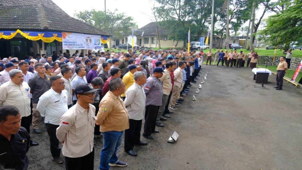 Sejumlah ASN melaksanakan Deklarasi Zona Integritas menuju Wilayah Bebas Korupsi dan Wilayah Birokrasi Bersih dan Melayani (WBBM) di Dinas PUPR Kabupaten Garut, Jawa Barat, Selasa (14/2/2023). (ANTARA/HO-Diskominfo Garut)
