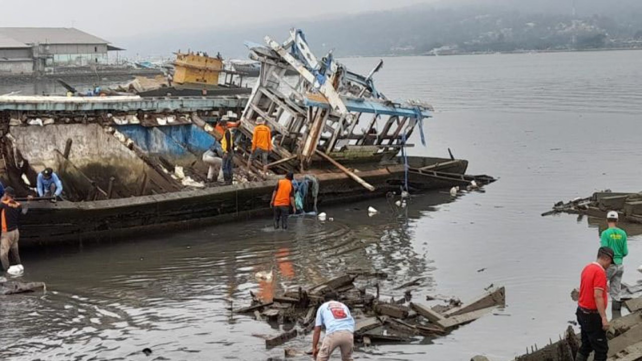 Pemkot kerahkan ASN dan masyarakat bersihkan bibir pantai dan bangkai kapal di Teluk Kendari. (Foto ANTARA/Azis Senong)